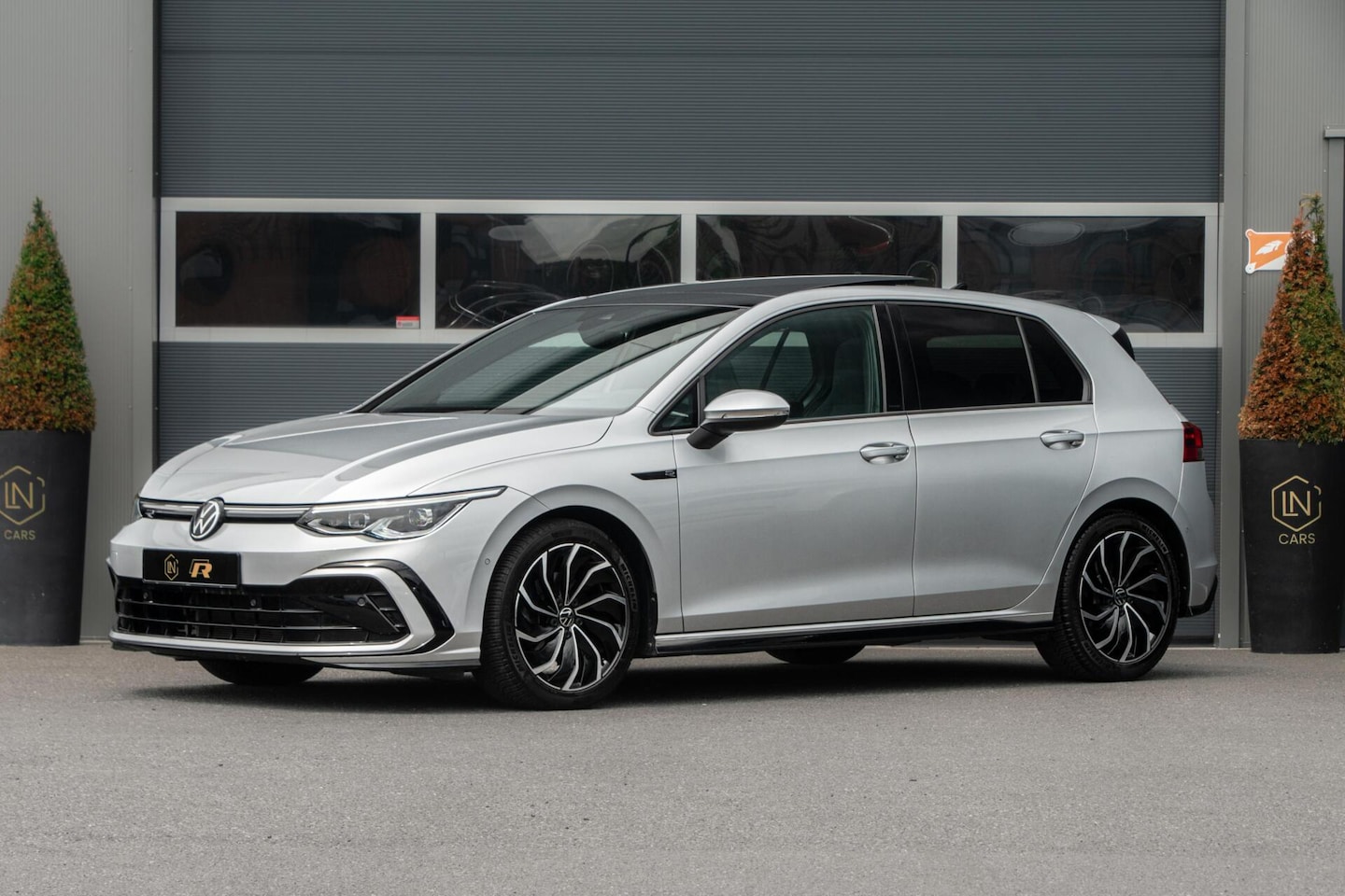 Volkswagen Golf - 1.5 eTSI R-Line | Pano | DAB | HUD | Camera - AutoWereld.nl