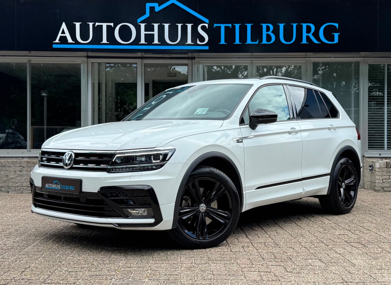 Volkswagen Tiguan - 2.0 TSI 4Motion 3x R-Line Pano Trekhaak Keyless - AutoWereld.nl