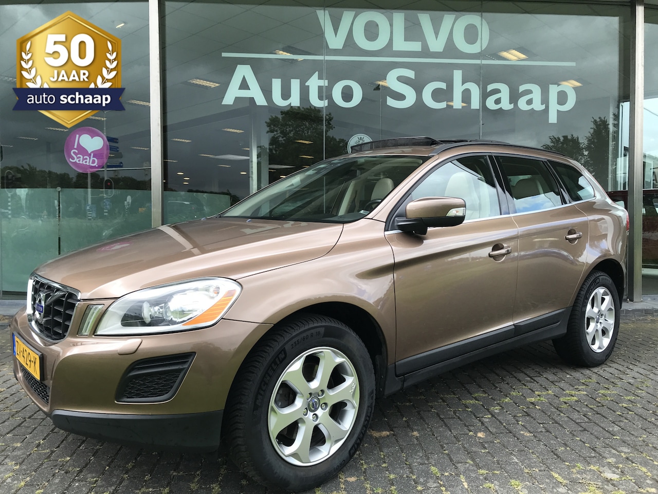 Volvo XC60 - 2.0 T5 Momentum Plus Automaat | Rijklaar incl garantie | Panoramadak Trekhaak Camera 4-C c - AutoWereld.nl