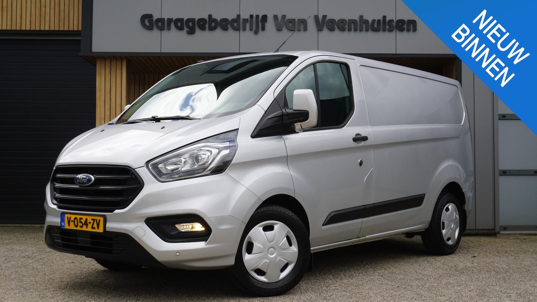 Ford Transit Custom - 320 2.0 TDCI 170pk Automaat 3-Zits L1H1 Limited Euro6 Airco Cruise Control Trekhaak LED *K - AutoWereld.nl