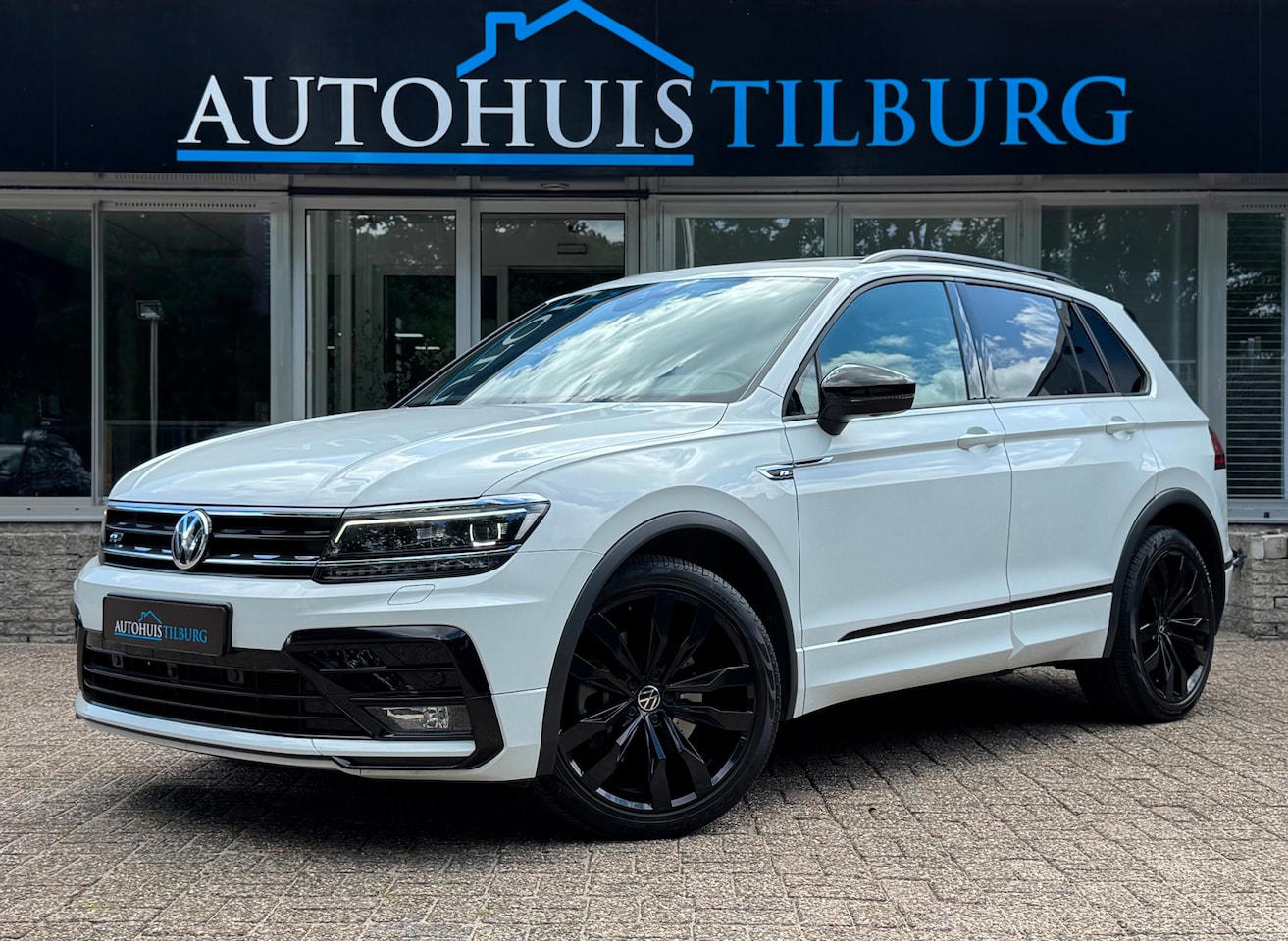 Volkswagen Tiguan - 2.0 TSI 4Motion 3x R-Line Pano Navi Camera 360' - AutoWereld.nl