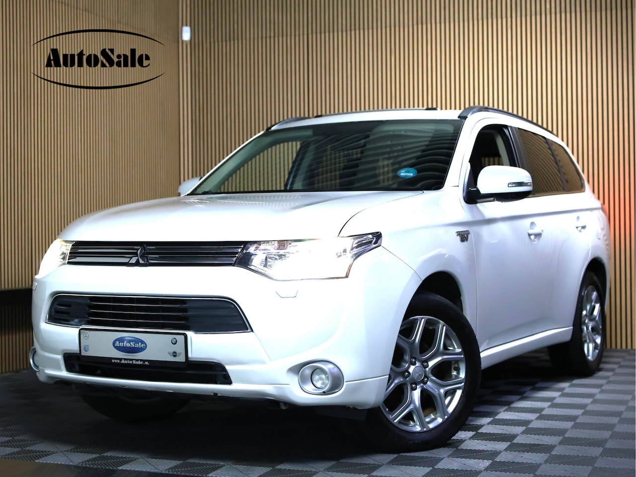 Mitsubishi Outlander - 2.0 PHEV Instyle NAVI PANO THAAK CLIMA CAMERA CRUISE KEYLESS START '14 - AutoWereld.nl