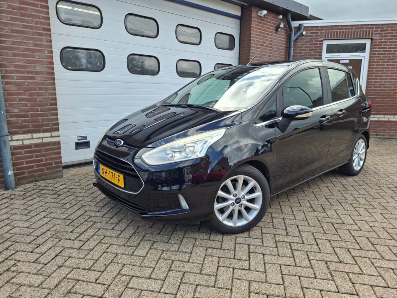 Ford B-Max - 1.0 ECOB. TITANIUM  trekhaak / achteruit rij camera / airco - AutoWereld.nl