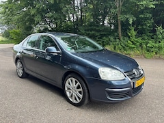 Volkswagen Jetta - 1.6 Comfortline | Clima | Navi | Camera | APK 08-2027
