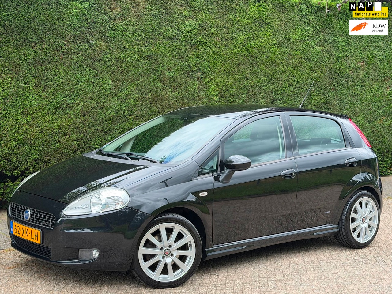 Fiat Grande Punto - 1.4-16V Sport AIRCO KOUD/120PK/RIJDT NIEUW - AutoWereld.nl