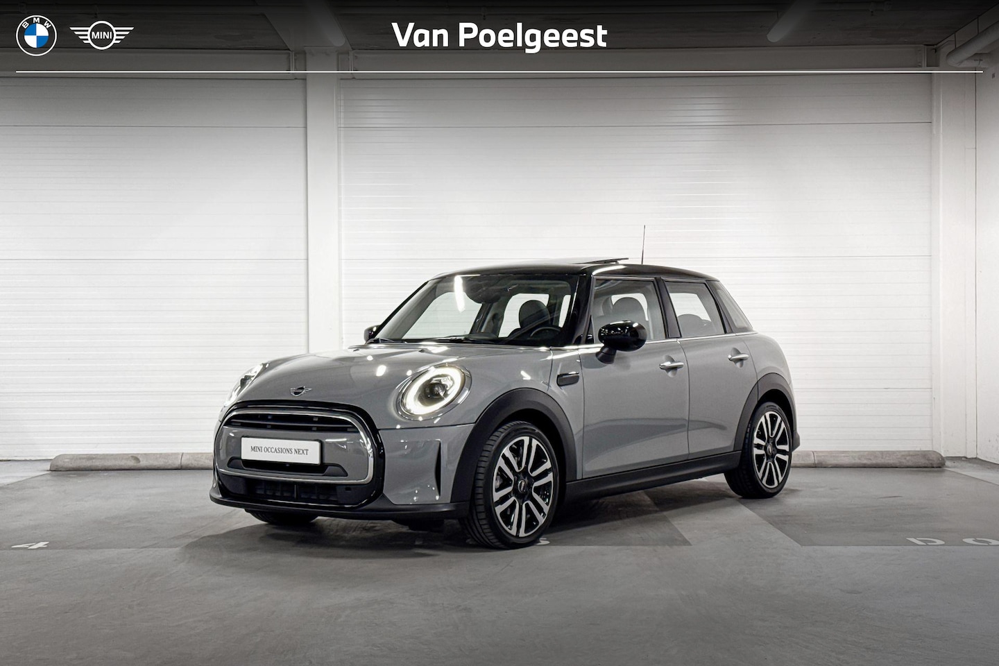 MINI 5-Deurs - Cooper Business Edition | Panoramadak | Sportstoelen | Parkeersensoren - AutoWereld.nl