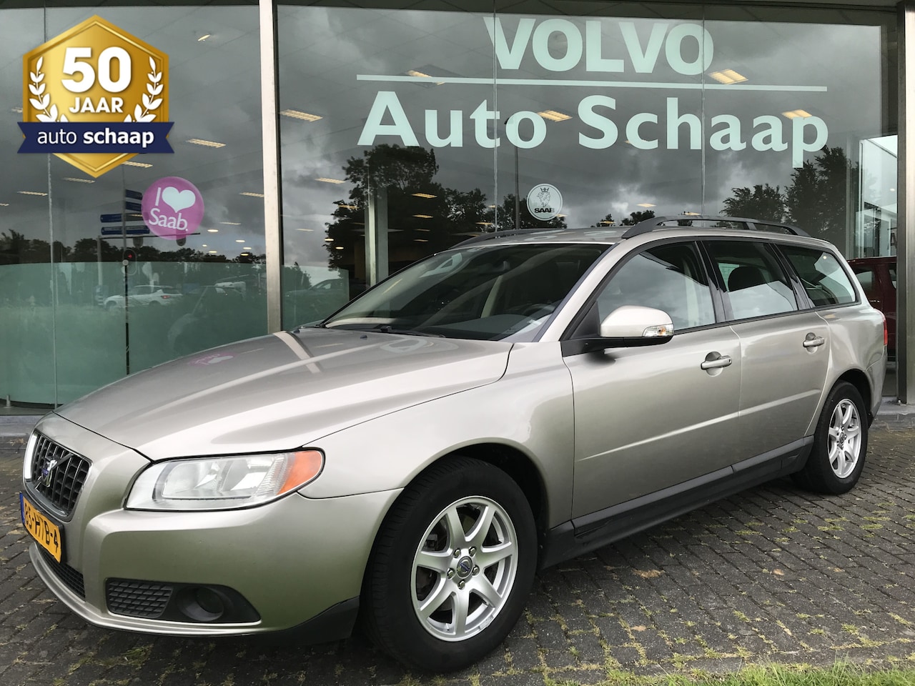 Volvo V70 - 2.0i Family Line | Rijklaar | Geïntegreerde zitverhogers Vaste trekhaak Lichtmetaal - AutoWereld.nl