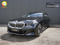 BMW 5-serie Touring - 530e Dealer Onderh. / M Sportpakket / Harman / Elekt. Stoelen / Memory / Driving Assistant