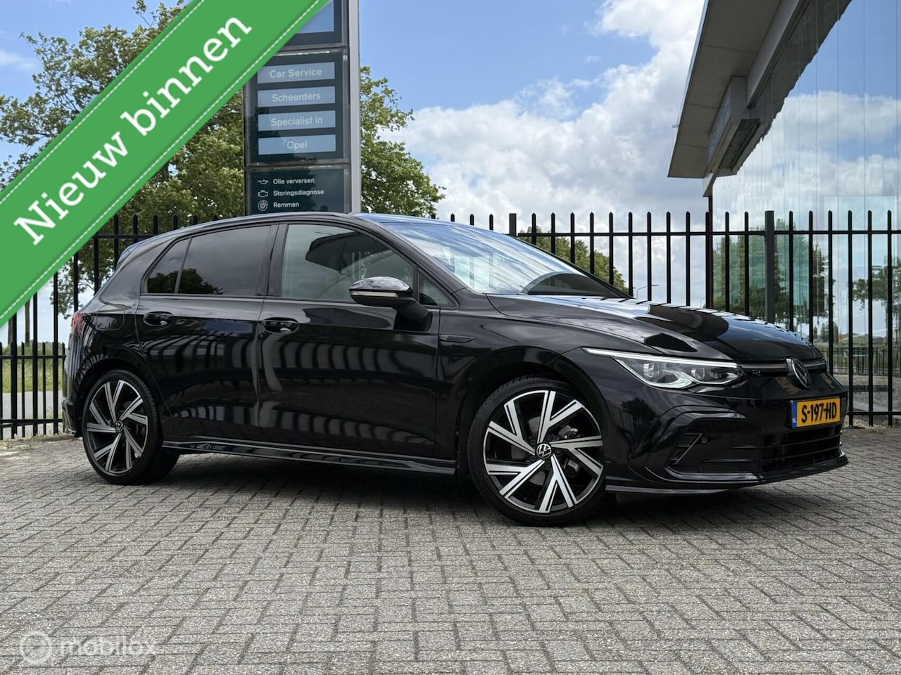 Volkswagen Golf - 1.5 eTSI R-Line | Pano | Keyless | Virtual - AutoWereld.nl