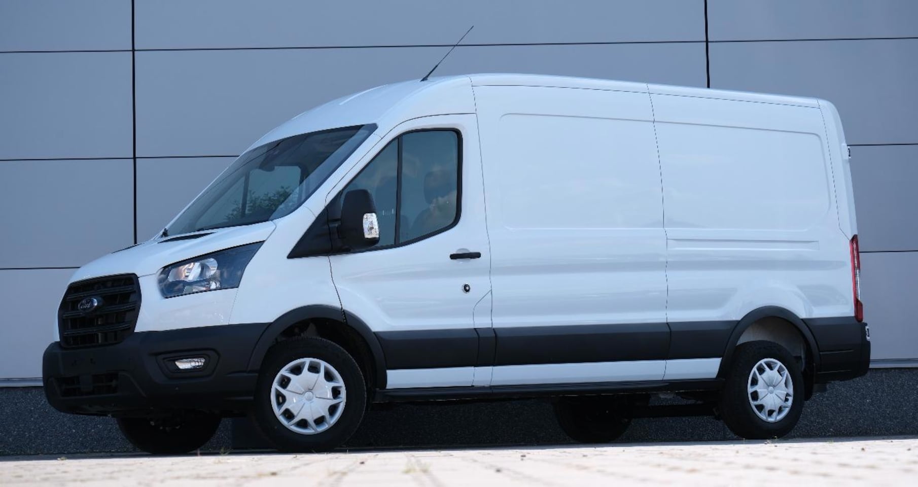Ford Transit - 350 L3H2 Trend RWD 2.0 TDCi |Trekhaak | Camera | All seasonbanden | Carplay | Virtual cock - AutoWereld.nl