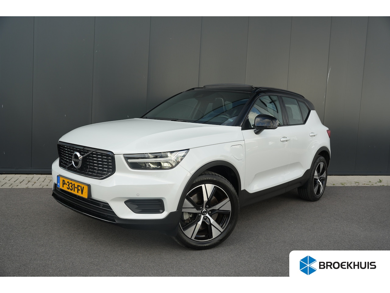 Volvo XC40 - 1.5 T5 Recharge 262pk R-Design | Panoramadak | Trekhaak | Harman Kardon | Camera | Stoelve - AutoWereld.nl