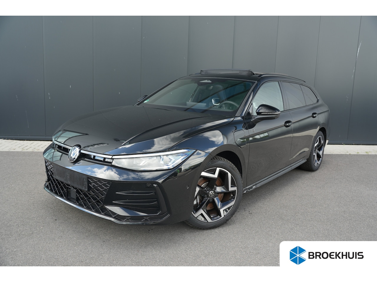 Volkswagen Passat Variant - 1.5 eHybrid 272pk R-Line Edition | Panoramadak | Trekhaak | 360 Camera | Stuur & Stoelverw - AutoWereld.nl