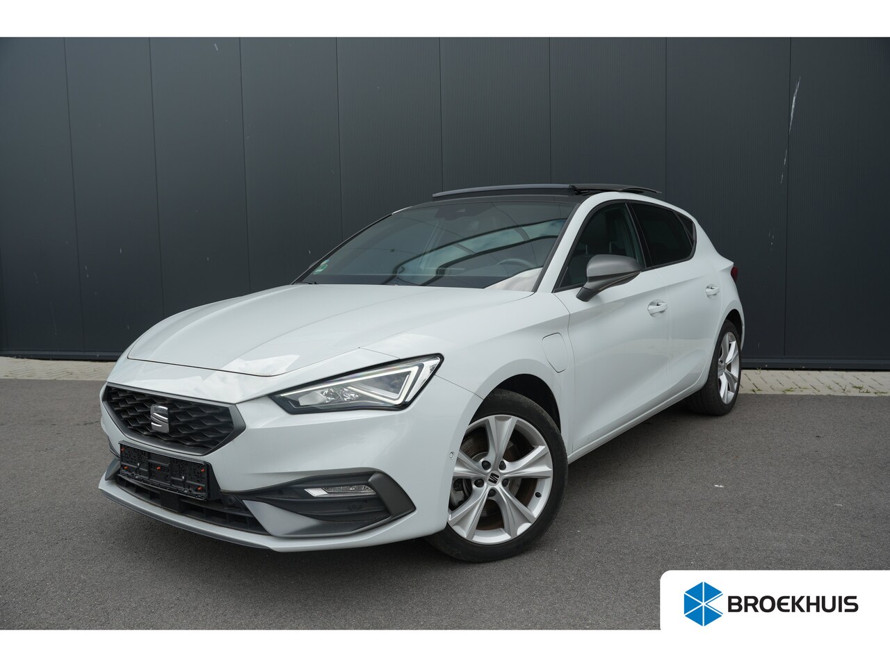 SEAT Leon - 1.4 TSI eHybrid 204pk FR | Panoramadak | Camera | Dodehoeksensor | 17" | Adaptive Cruise - AutoWereld.nl