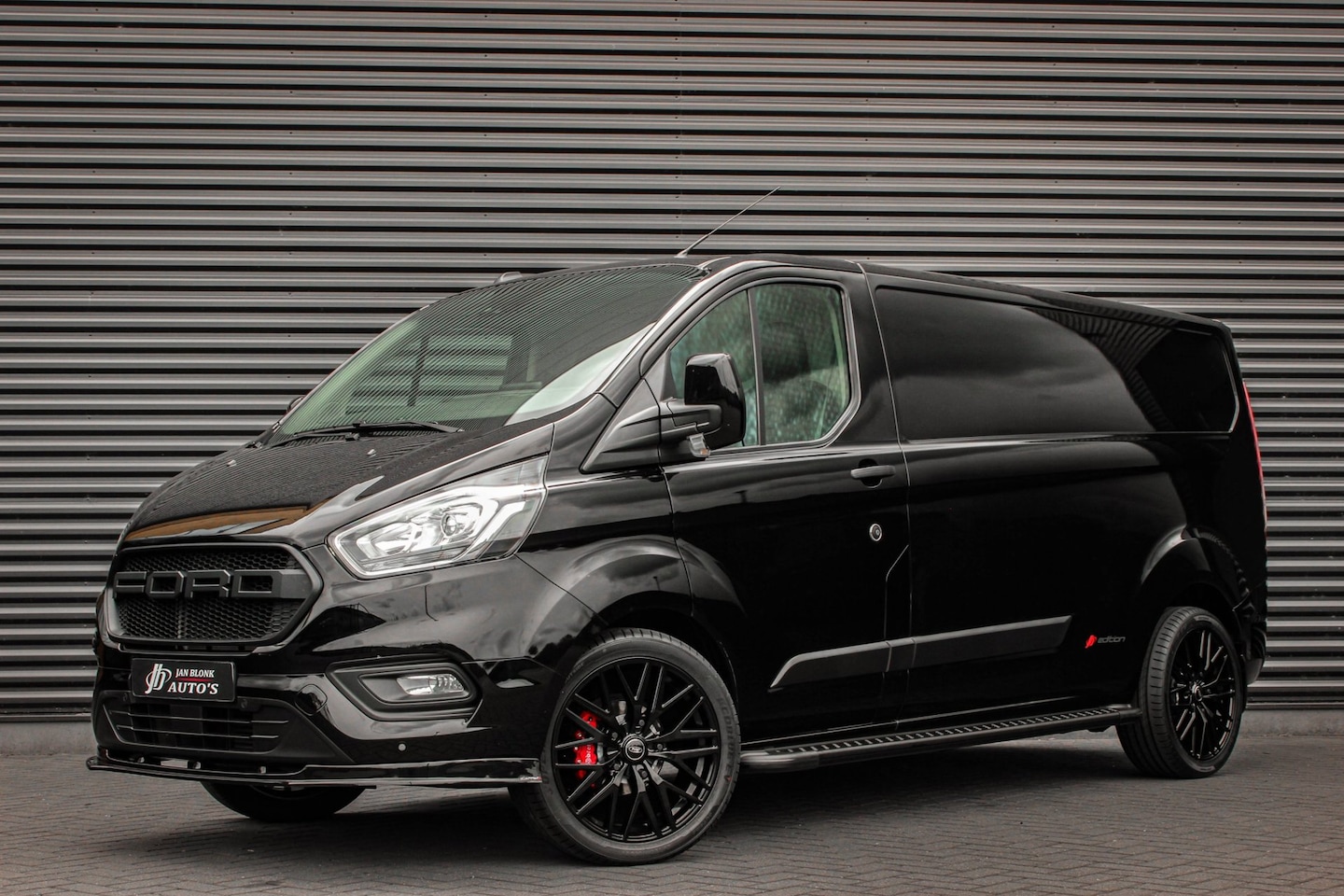 Ford Transit Custom - 300 2.0 TDCI L2H1 JB-EDITION / 130PK AUTOMAAT / FULL BLACK / RAPTOR GRILL / SIDE-BARS / TR - AutoWereld.nl