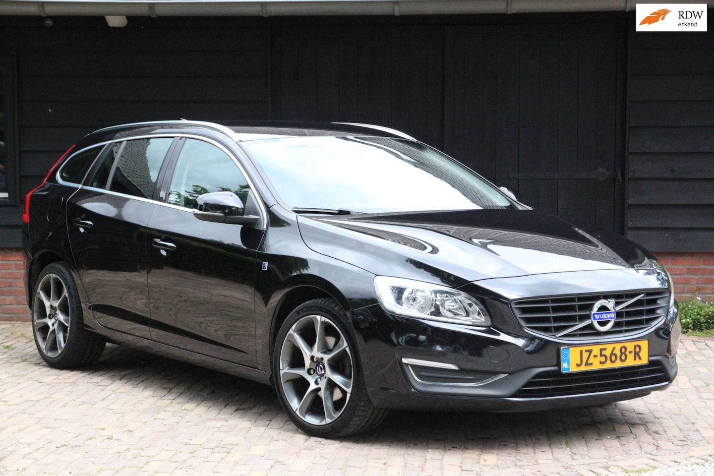 Volvo V60 - 2.0 D2 Ocean Race Leer/Navigatie/Parkeersensor/Apk 06-2027 - AutoWereld.nl