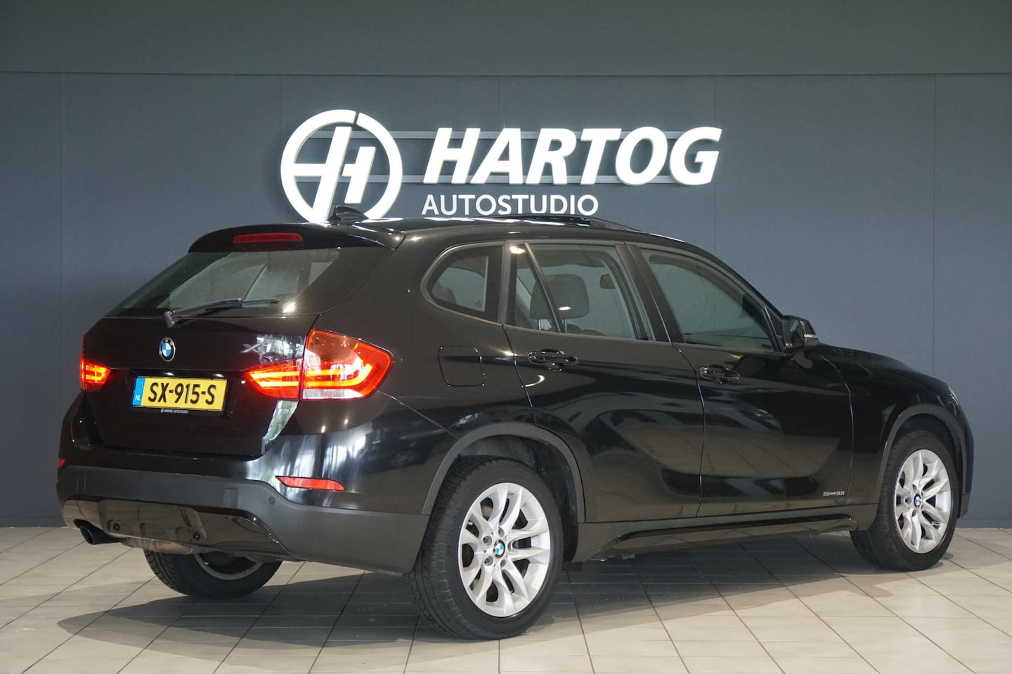 BMW X1 - sDrive18i + AUTOMAAT / PANORAMA / SPORT / STUUR/STOELVERWARMING - AutoWereld.nl