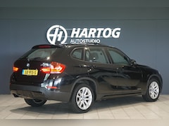 BMW X1 - sDrive18i + AUTOMAAT / PANORAMA / SPORT / STUUR/STOELVERWARMING
