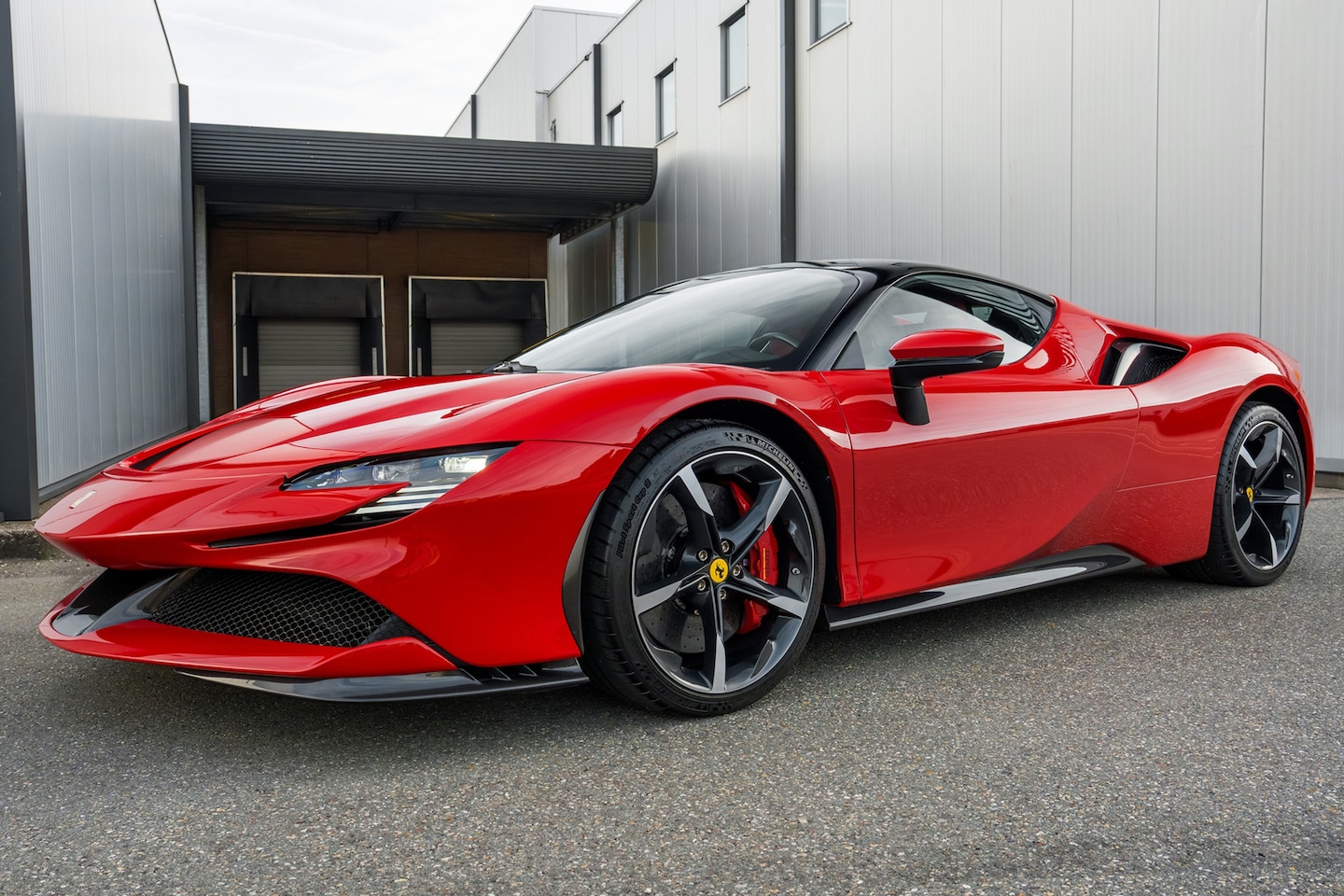 Ferrari SF90 Stradale - - Assetto Fiorano - Rosso Corsa - Full Carbon - AutoWereld.nl