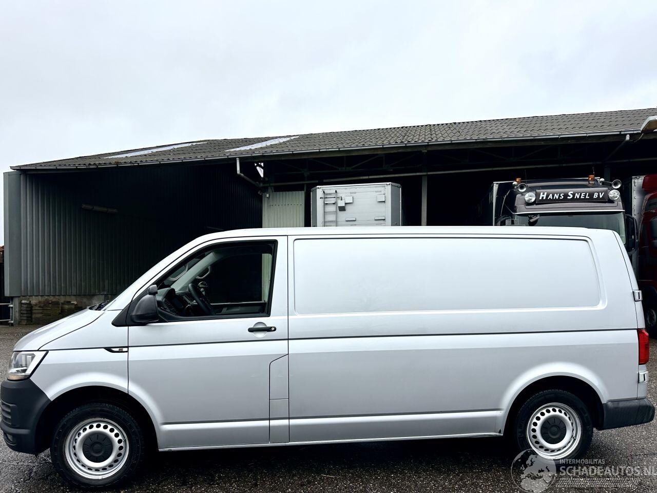 Volkswagen Transporter - 2.0 TDI 150pk 6-bak euro.6 L2/H1 Highline 3Pers - nap - 1e eig - navi - airco - cruise - c - AutoWereld.nl