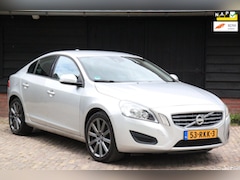 Volvo S60 - 1.6 T3 Business Navigatie/Parkeersensor/18"inch lmv/Trekhaak afneembaar