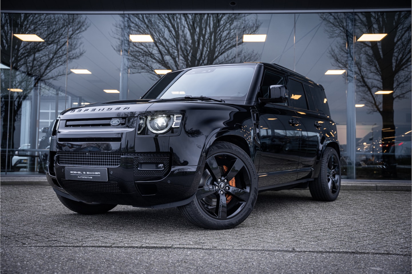 Land Rover Defender 110 - 2.0 P300e 110 X-Dynamic HSE ** Trekhaak ** Panodak ** Koelbox - AutoWereld.nl