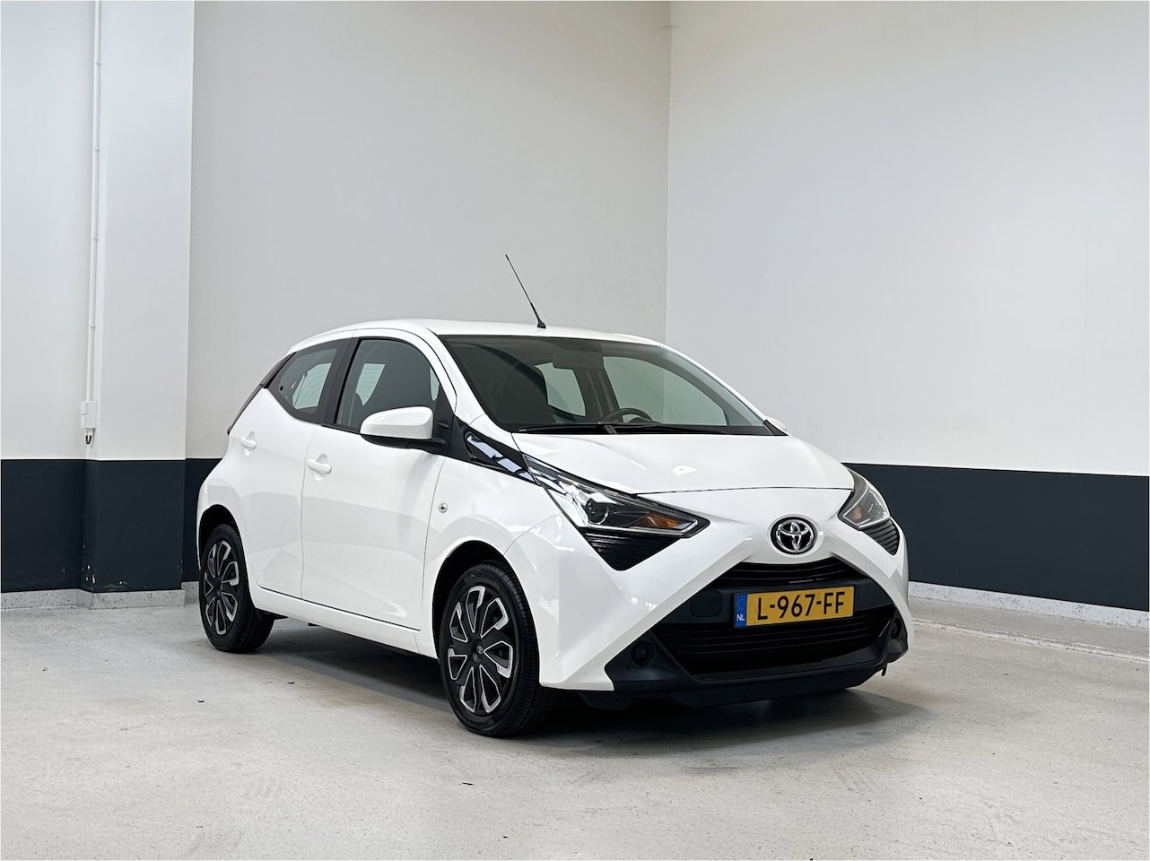 Toyota Aygo - 1.0 VVT-i x-play | NL | 1 Eig | Apple Carplay/ Android auto| Navigatie | Camera| - AutoWereld.nl