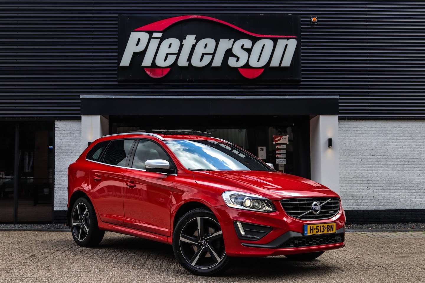 Volvo XC60 - 2.0 T5 R-Design PANO MEMORY LEDER CLIMA - AutoWereld.nl