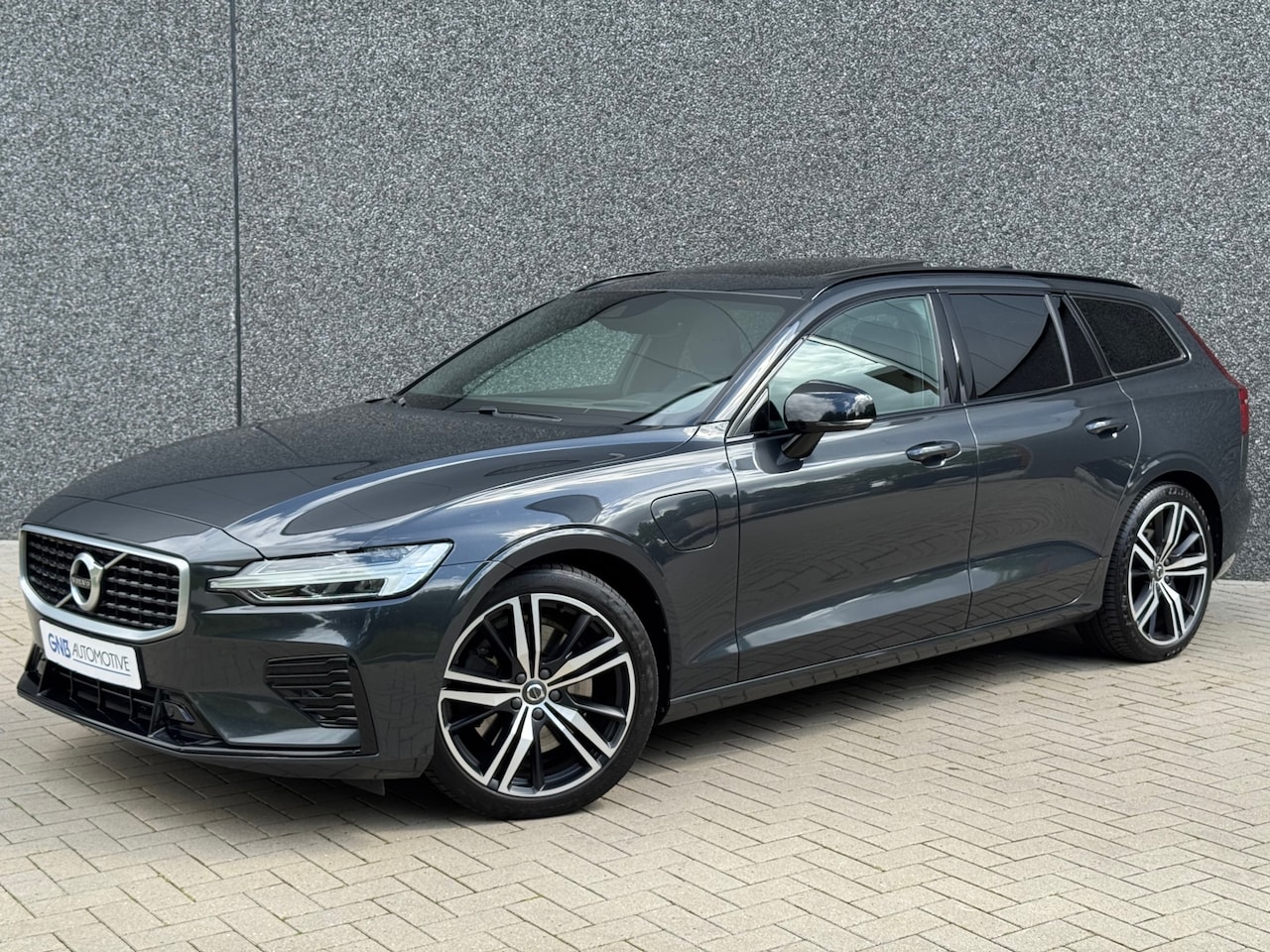 Volvo V60 - 2.0 T8 Twin Engine AWD R-Design | Pano | Dodehoekassistent | Carplay | Harman Kardon | Rij - AutoWereld.nl