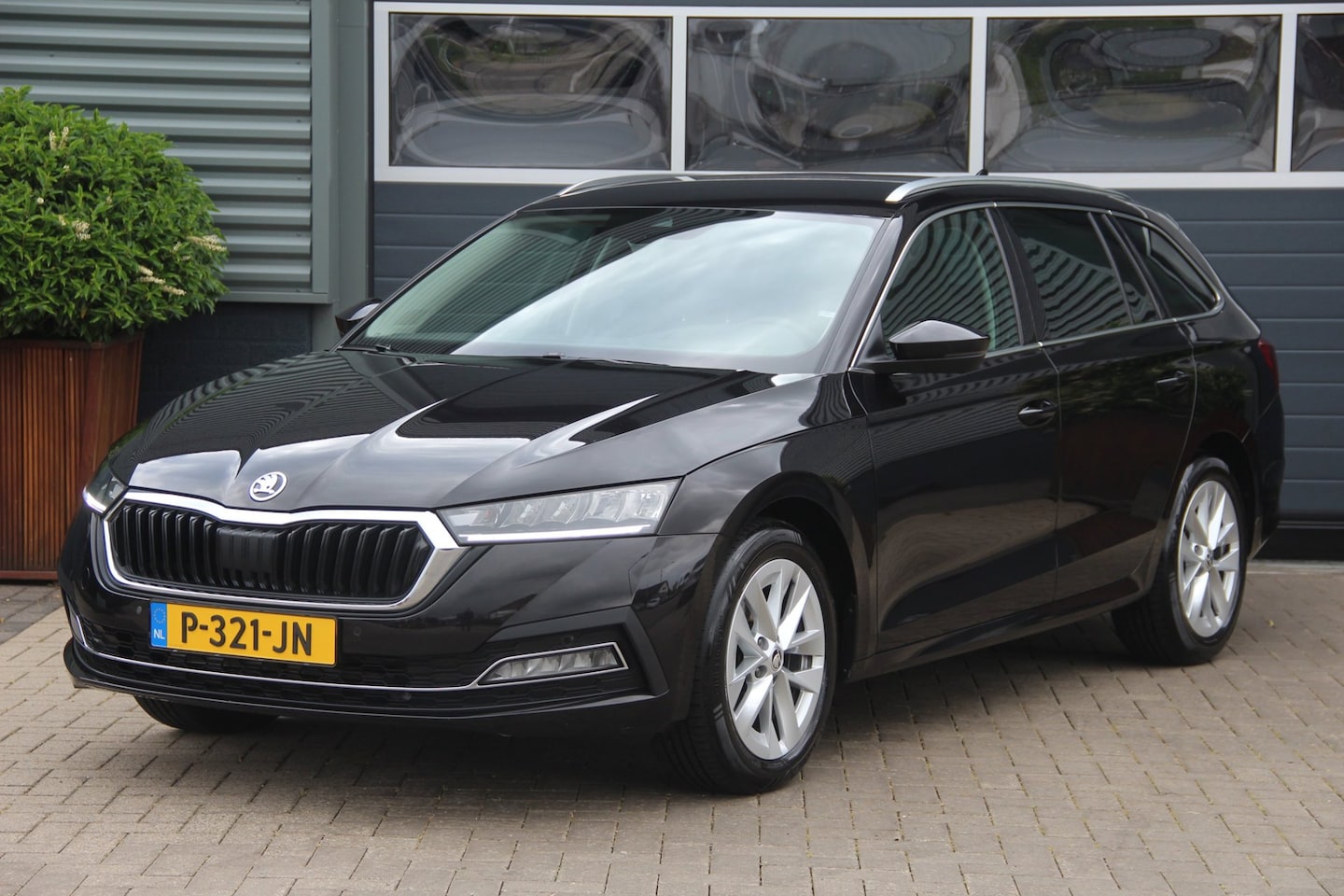 Skoda Octavia Combi - 1.0 e-TSI Business Edition Plus | HUD | Keyless-Go | CarPlay | Cockpit |Camera | Stoelverw - AutoWereld.nl