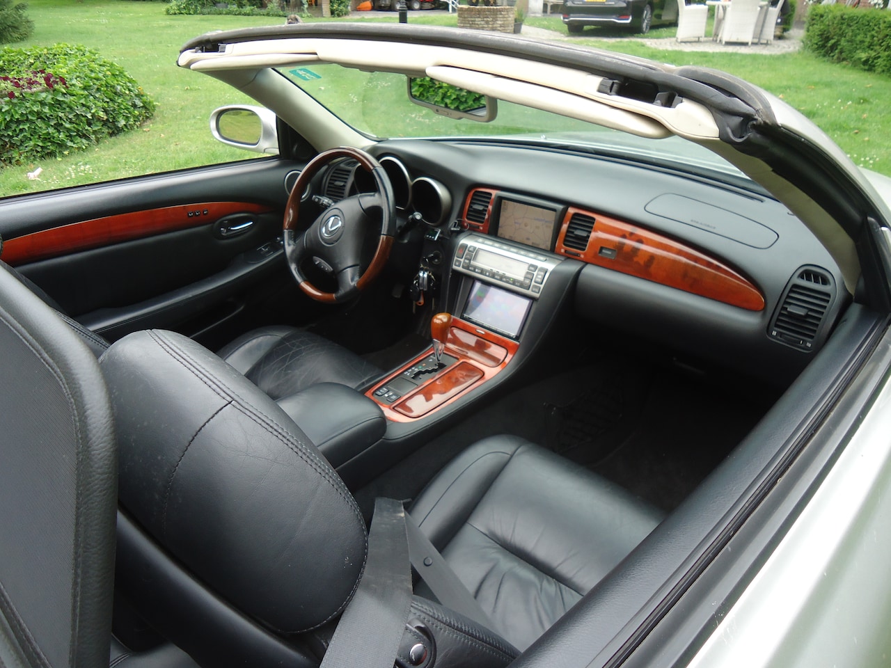 Lexus SC - 430 met moderne dubbeldin radio