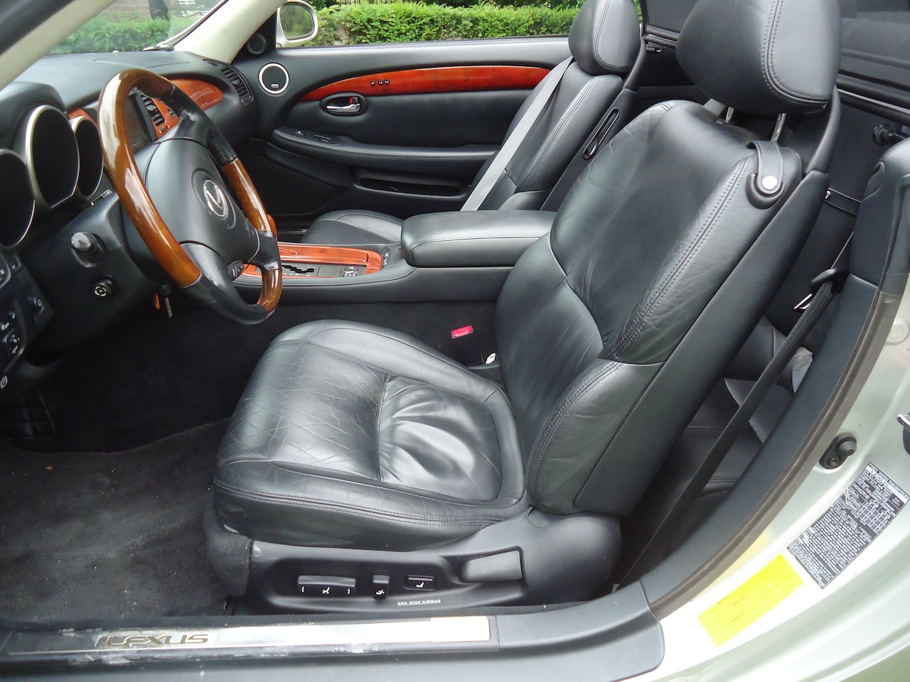 Lexus SC - 430 met moderne dubbeldin radio