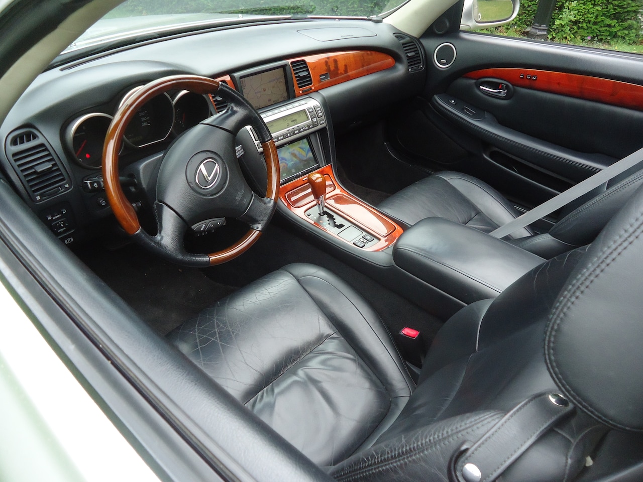Lexus SC - 430 met moderne dubbeldin radio