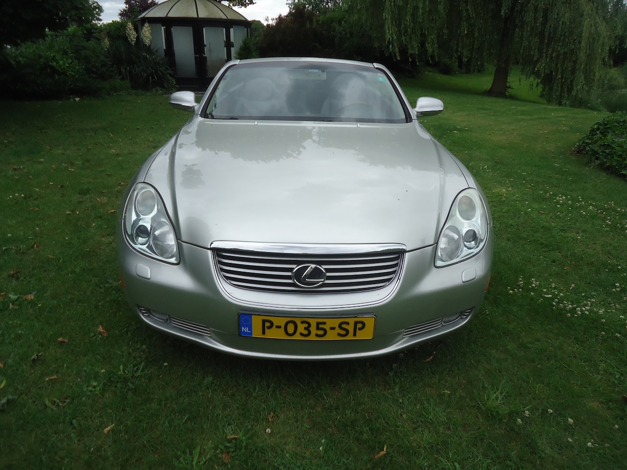 Lexus SC - 430 met moderne dubbeldin radio