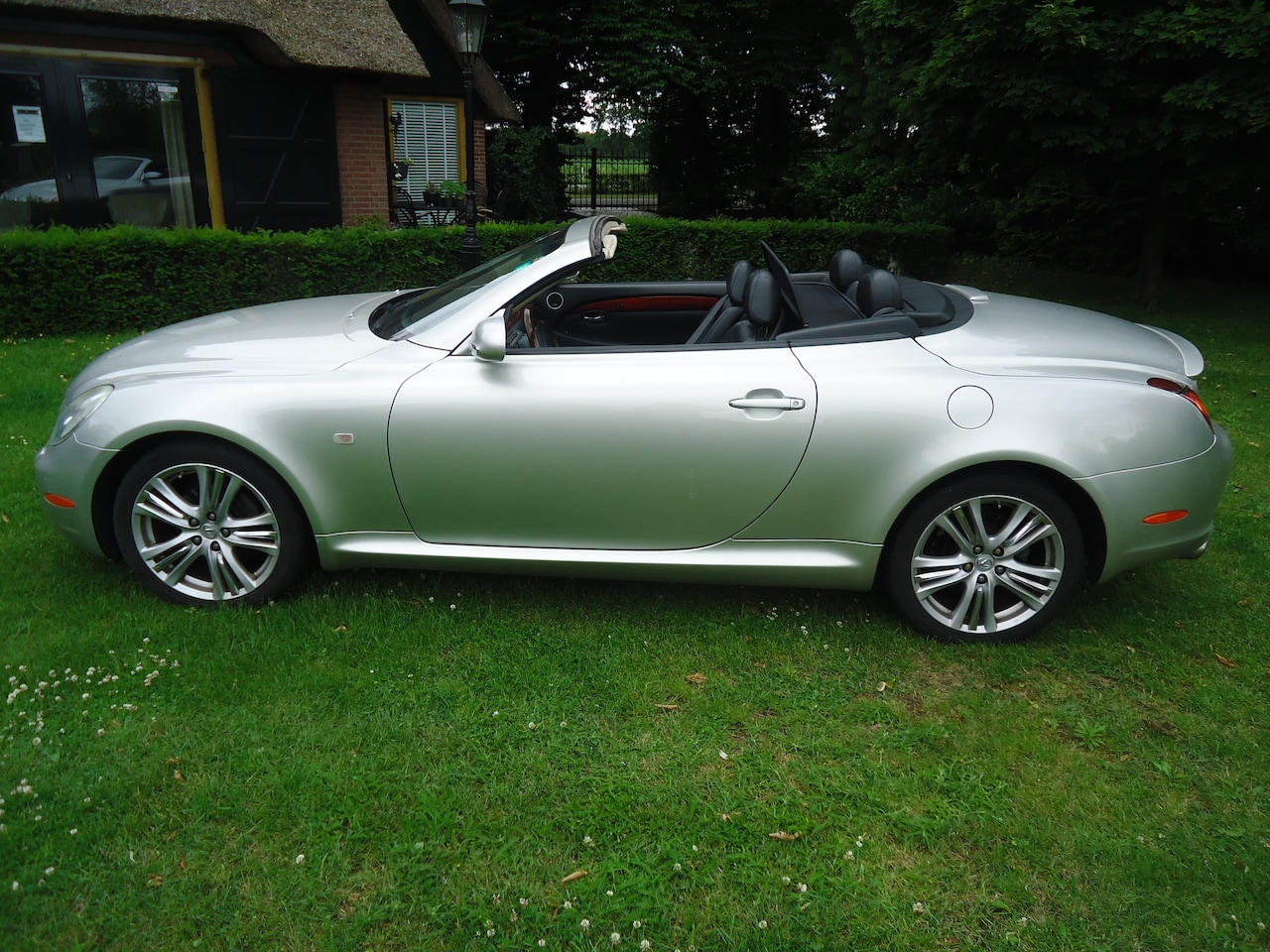 Lexus SC - 430 met moderne dubbeldin radio