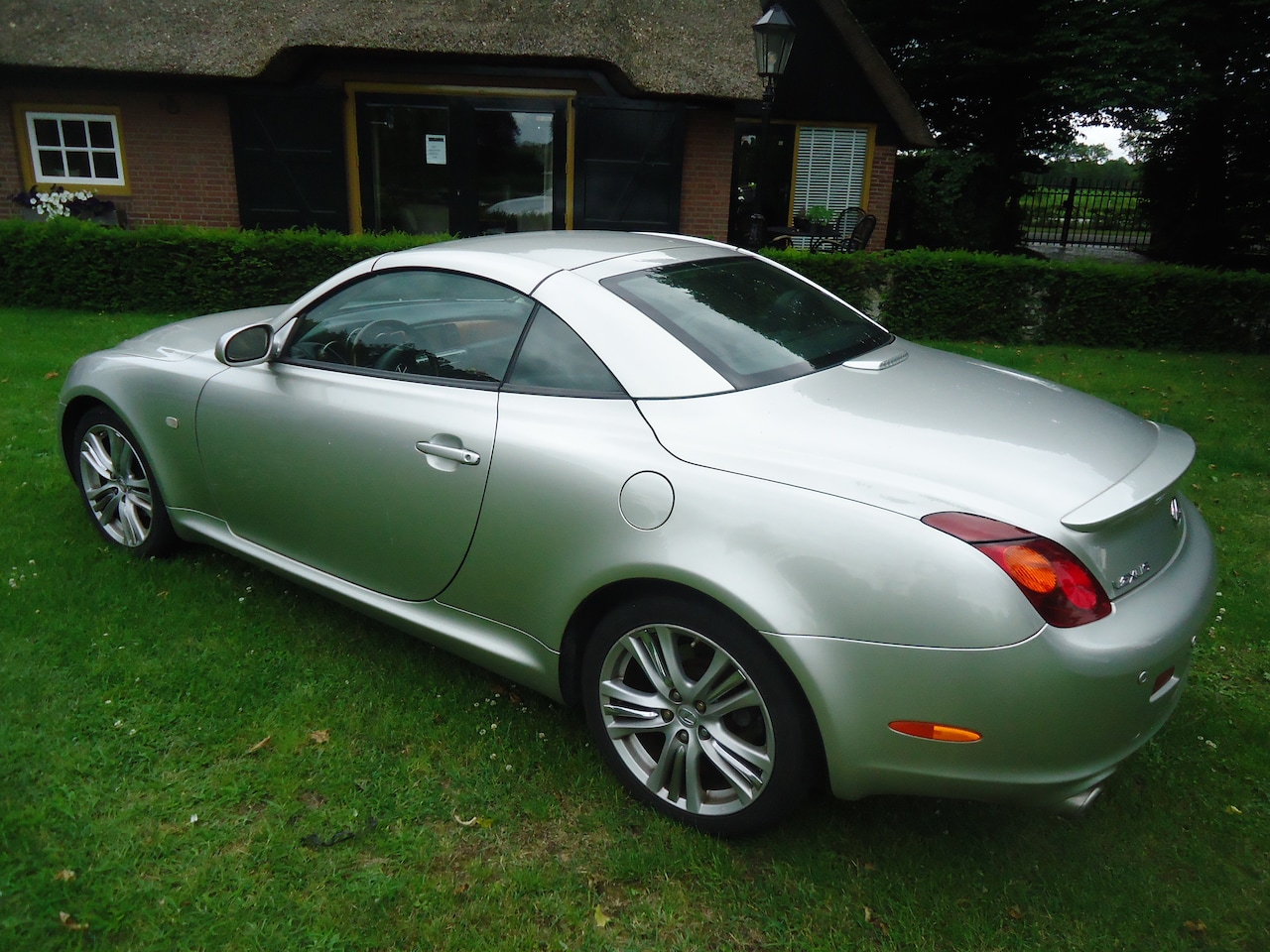 Lexus SC - 430 met moderne dubbeldin radio
