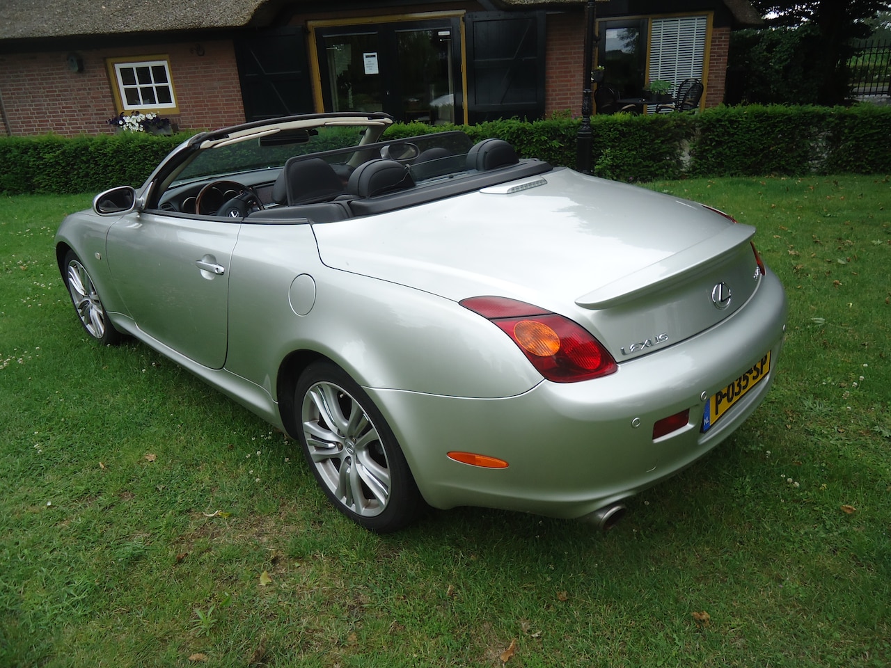 Lexus SC - 430 met moderne dubbeldin radio