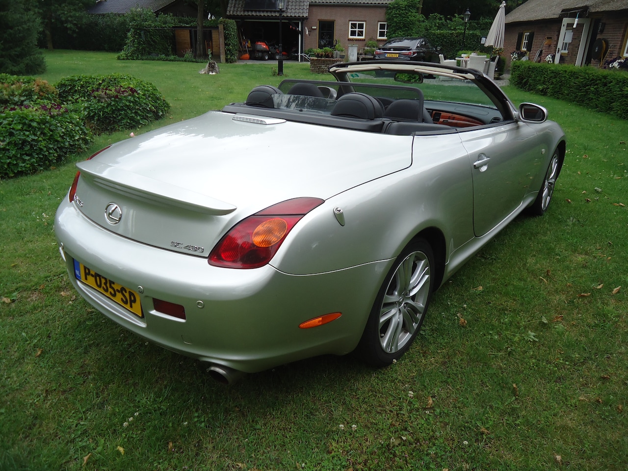 Lexus SC - 430 met moderne dubbeldin radio