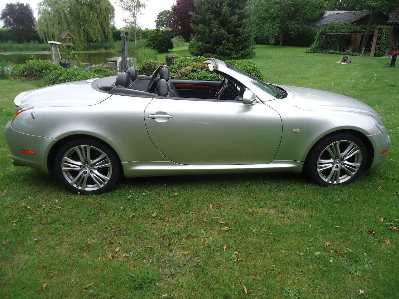 Lexus SC - 430 met moderne dubbeldin radio