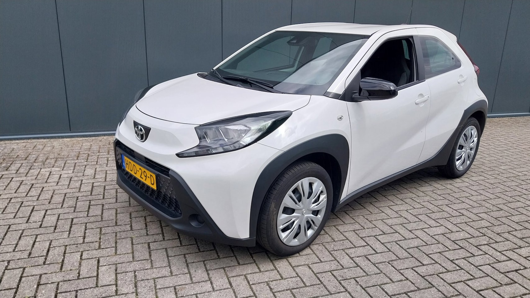 Toyota Aygo X - 1.0 VVT-i MT Play//AIRCO //CAMERA//CRUISE//28000 KM !! - AutoWereld.nl