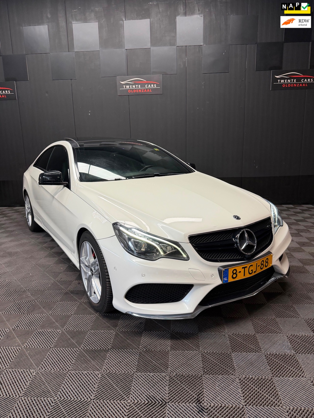 Mercedes-Benz E-klasse Coupé - 200 Prestige | Pano | Camera | Harman | Navi | - AutoWereld.nl