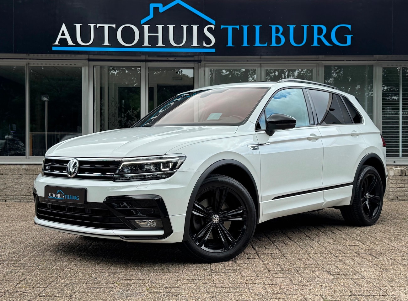 Volkswagen Tiguan - 2.0 TSI 4Motion 3x R-Line Pano Trekhaak Keyless - AutoWereld.nl