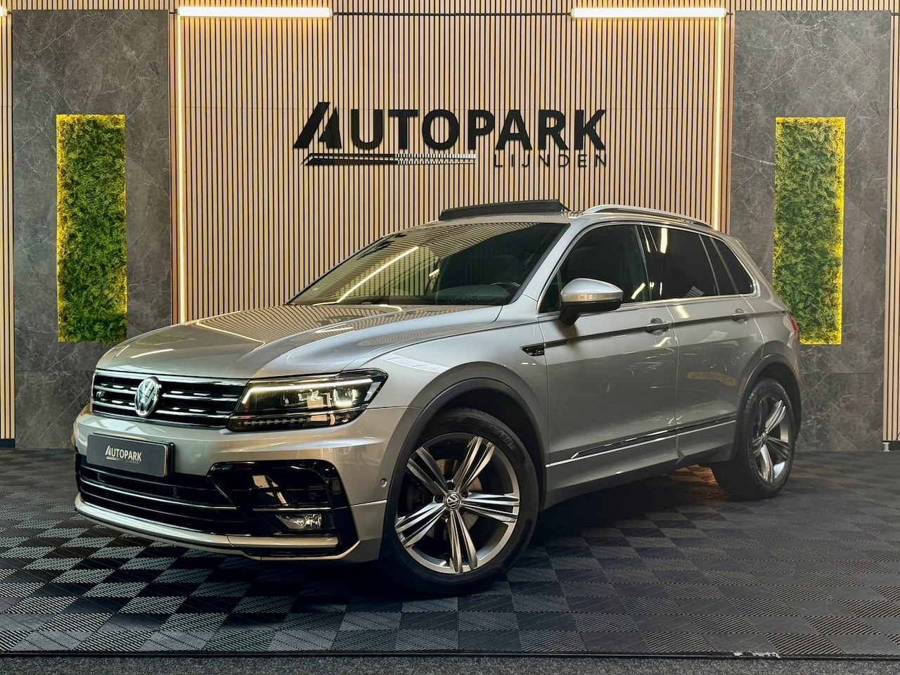 Volkswagen Tiguan - 1.5 TSI ACT Highline R-LINE |PANO|KEYLESS|DEALER ONDERHOUDEN|NAP|19 INCH|CAMERA| - AutoWereld.nl