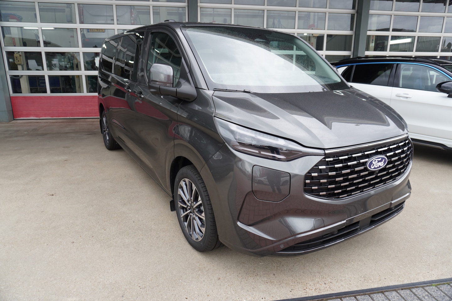 Ford Transit Custom - 340L 2.5 PHEV 233PK L2H1 Titanium X 8 Persoons PHEV Automaat Hybride | Airco | Adap. Cruis - AutoWereld.nl