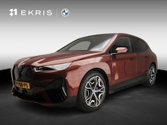BMW iX - xDrive40 | Sportpakket | Laserlicht | Navigatie | Active cruise | Panoramadak | Trekhaak |