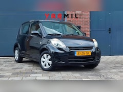 Daihatsu Sirion 2 - 1.0-12V Premium 5 DRS NAP LAGE KMSTAND