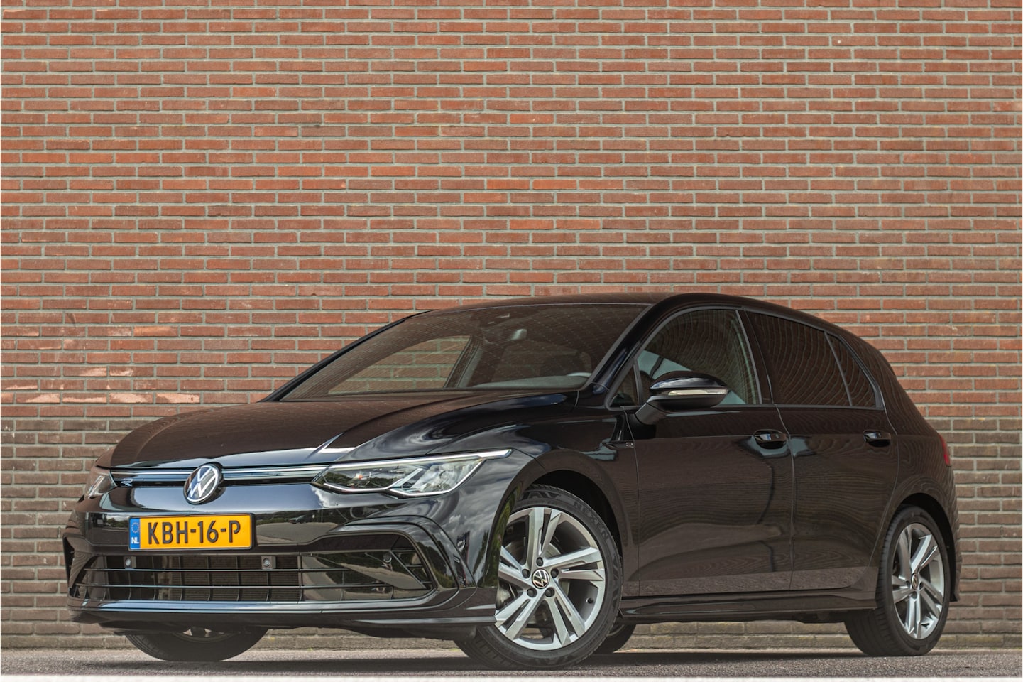 Volkswagen Golf - 1.5 eTSI R-Line 1.5 eTSI R-Line, Stoel & Stuurverwarming, Navigatie, Alcantara, Adaptive Cruise, Carplay, - AutoWereld.nl
