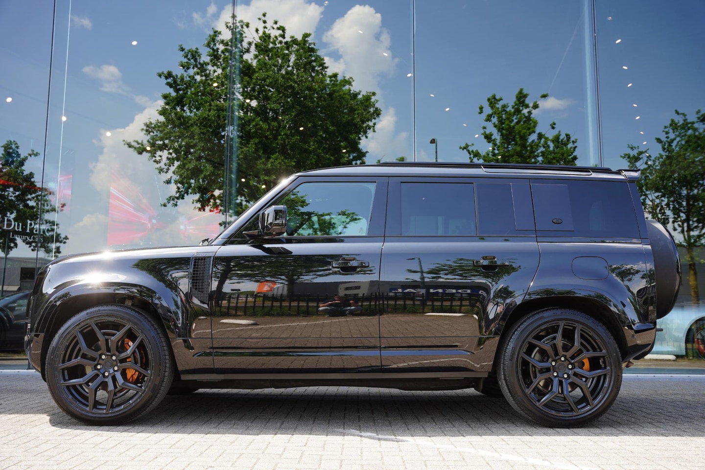 Land Rover Defender 110 - P 400 E X-Dynamic HSE GERESERVEERD - AutoWereld.nl