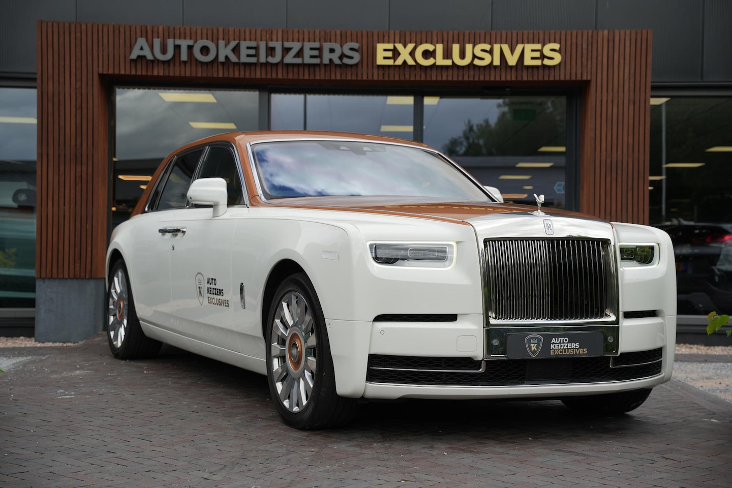 Rolls-Royce Phantom - 6.7 V12 Starlight Headliner Rear Theatre Individual Rear Seats 22-Inch Polished Wheels - AutoWereld.nl