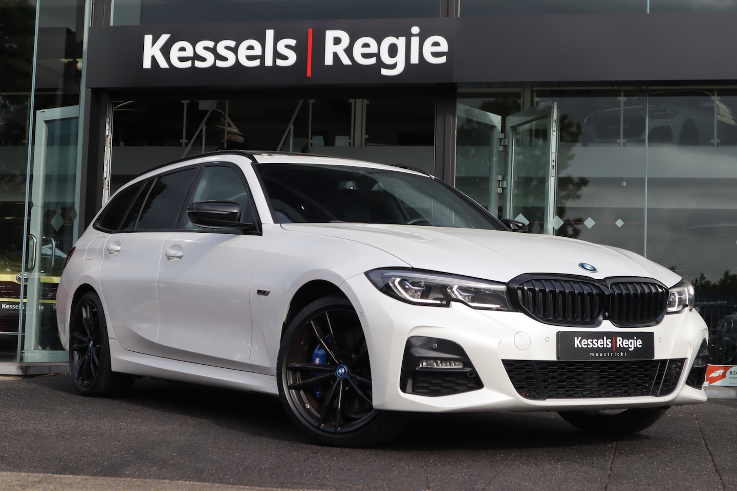 BMW 3-serie Touring - 330e M-sport | Pano | Memory | Laser | El.Haak | 360 | Carbon | HiFi | Keyless | 19” | Bli - AutoWereld.nl