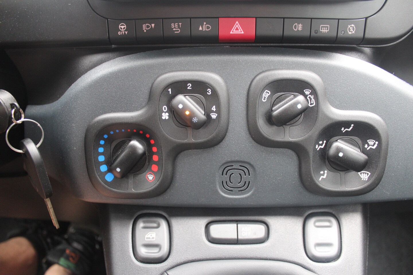 Fiat Panda - 1.0 Hybrid Urban Airco-PDC-DAB-Bluetooth-8600 Km !! 24 Maanden Bovag Garantie - AutoWereld.nl